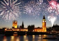 Fuegos artificiales de Fin de Año sobre el Palacio de Westminster y el Big Ben