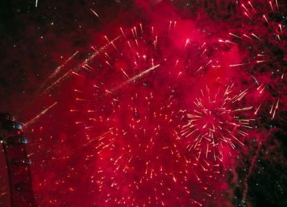 Fuegos artificiales rojos de Nochevieja al lado del London Eye
