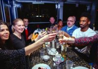 Brindis durante la cena de Fin de Año a bordo del Galaxy