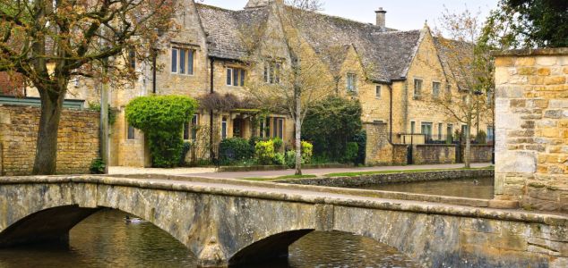 Canales y puentes de piedra en Bourton-on-the-Water