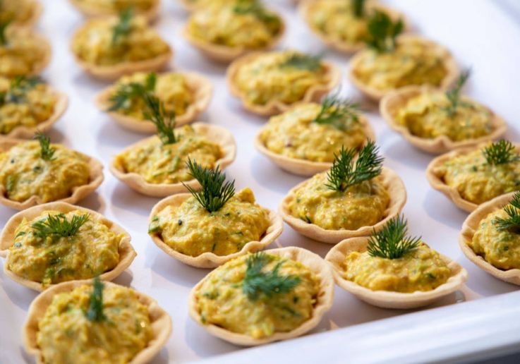 Canapés preparados a bordo del crucero con cena por el Támesis
