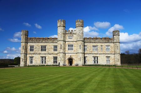 Fachada monumental del Castillo de Leeds en Kent