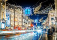 Los ángeles luminosos de Regent Street sobre el tráfico nocturno.