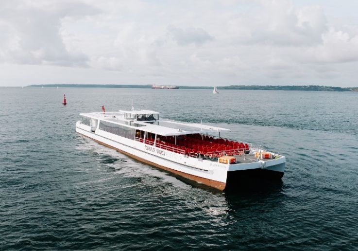 El Silver Raven, catamarán de Thames Clippers, navegando
