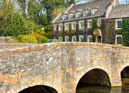 Puente de piedra sobre el río en Bibury