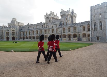 Guardias reales en marcha durante el tour al Palacio de Buckingham y Windsor