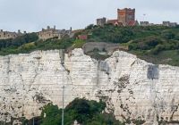 Los acantilados blancos de Dover con el castillo medieval en lo alto.