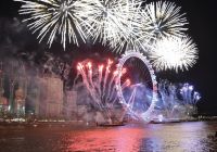 Fuegos artificiales de Fin de Año sobre el London Eye vistos desde el Támesis
