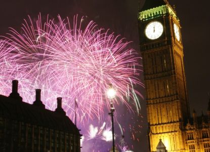 Fuegos artificiales rosados junto al Big Ben en la Nochevieja de Londres