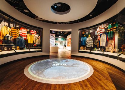 Sala de exposición del World Rugby Museum dedicada a la historia del rugby.