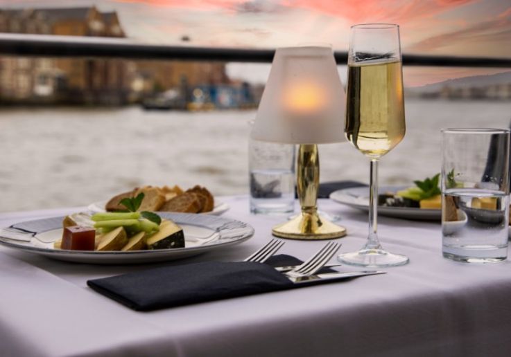 Mesa servida con cava y entrante en el crucero con cena por el Támesis