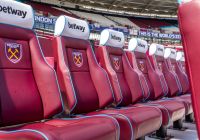 Los asientos del banquillo del West Ham United en el interior del London Stadium.