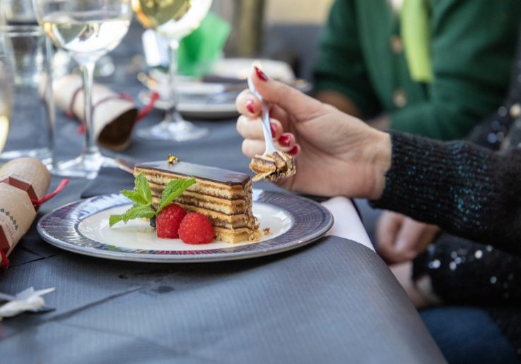 Postre de Navidad emplatado sobre la mesa del crucero.