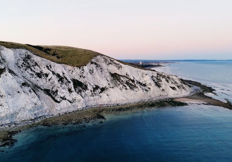Los acantilados blancos de Dover vistos desde el aire al atardecer, sobre el canal de la Mancha.