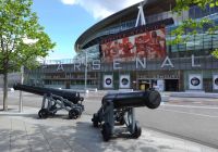Entrada exterior del Emirates Stadium con cañones del Arsenal FC