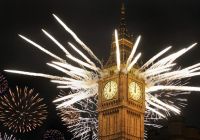 Fuegos artificiales estallando junto al Big Ben en Nochevieja