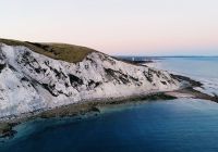 Los acantilados blancos de Dover vistos desde el aire al atardecer, sobre el canal de la Mancha.