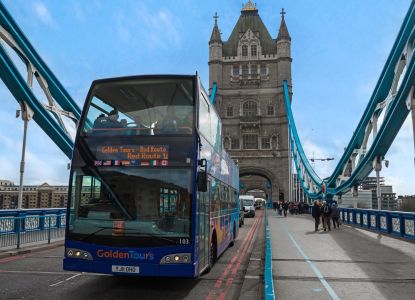 Autobús turístico cruzando el Tower Bridge entre sus dos torres góticas.