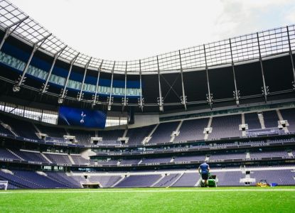 El Tottenham Hotspur Stadium vacío visto desde el borde del césped