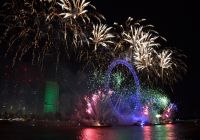 Fuegos artificiales verdes y azules sobre el London Eye en Nochevieja