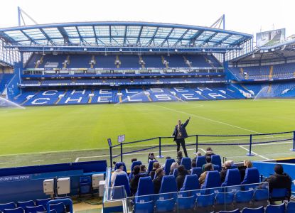 Vista panorámica del terreno de juego y de las gradas de Stamford Bridge durante el tour.