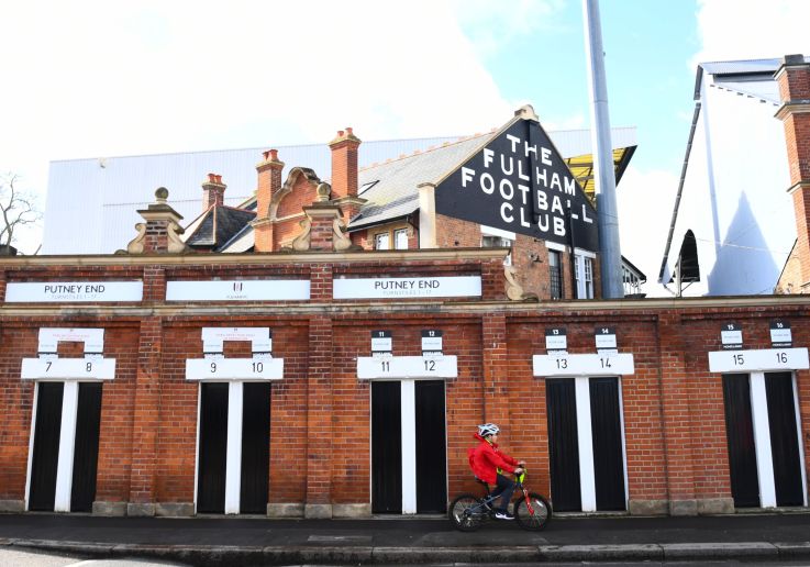 La histórica entrada de ladrillo del estadio del Fulham Football Club.