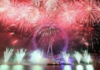 Fuegos artificiales rosados alrededor del London Eye en Nochevieja