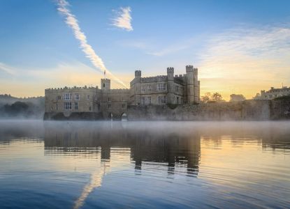 El Castillo de Leeds reflejado en su lago entre la niebla del amanecer.