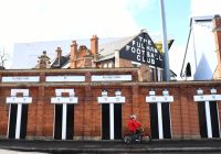 La histórica entrada de ladrillo del estadio del Fulham Football Club.