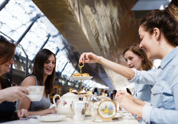 Experiencia de té de la tarde servida bajo el histórico casco del Cutty Sark.