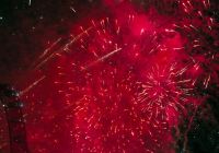 Fuegos artificiales rojos de Nochevieja al lado del London Eye