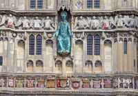 La estatua de Cristo y los ángeles heráldicos del pórtico de la catedral de Canterbury.