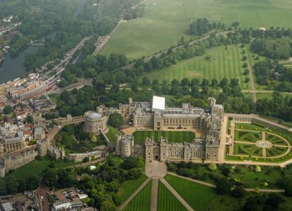 Vista aérea del Castillo de Windsor con sus jardines y el Long Walk.