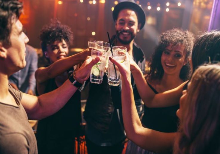 Copas en alto en la celebración de Nochevieja a bordo