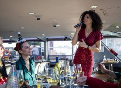 Cantante en directo amenizando el almuerzo con villancicos a bordo.