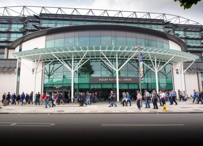La fachada y la entrada principal del histórico estadio inglés de rugby.