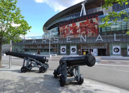 Entrada exterior del Emirates Stadium con cañones del Arsenal FC