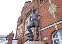 La estatua del legendario futbolista Johnny Haynes frente a Craven Cottage.
