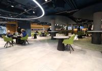 Sala de hospitalidad del Tottenham Hotspur Stadium con mesas y luz circular