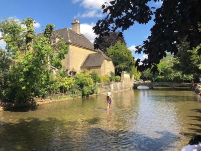 Casas de piedra junto al río en las Cotswolds, tour desde Londres