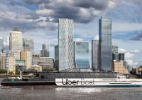 Catamarán de Thames Clippers ante el perfil de Canary Wharf