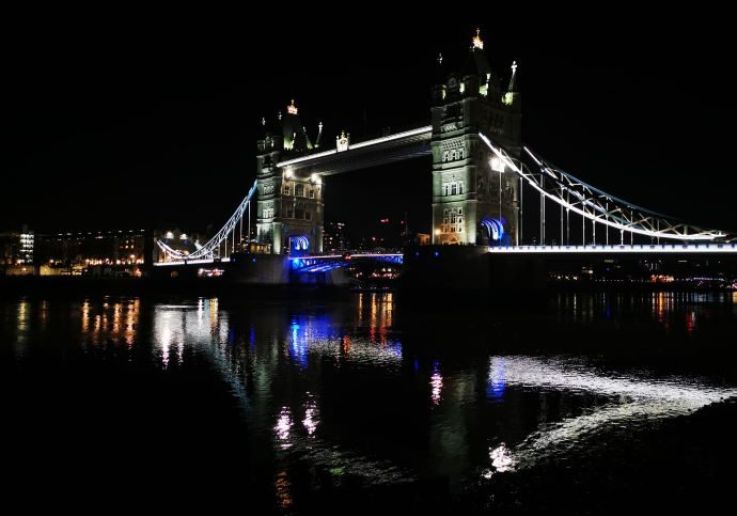 Tower Bridge de noche, junto al muelle Tower Bridge Quay donde embarca el crucero de Nochevieja Silver Bonito
