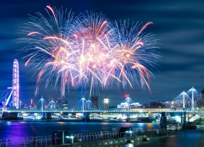 Fuegos artificiales sobre el London Eye y el puente de Hungerford