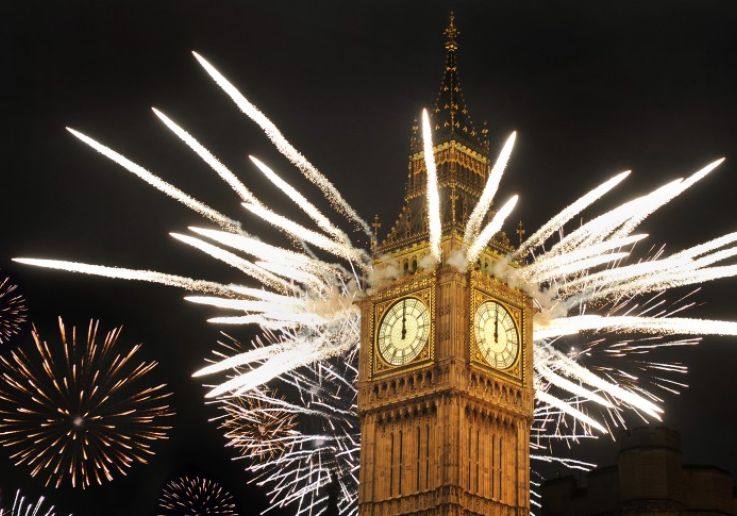 Fuegos artificiales estallando junto al Big Ben en Nochevieja