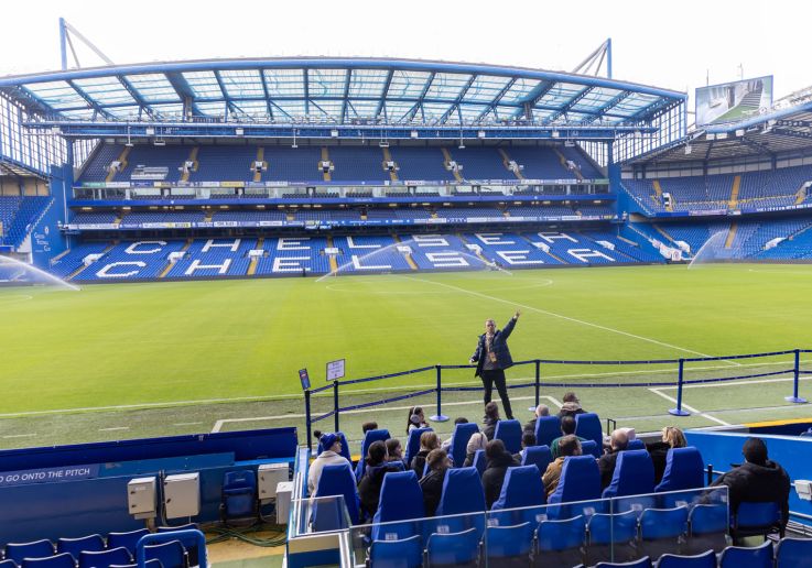 Vista panorámica del terreno de juego y de las gradas de Stamford Bridge durante el tour.