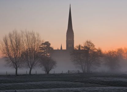 La aguja de la catedral de Salisbury asoma sobre la niebla de una mañana de invierno.