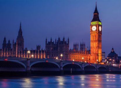 El Big Ben y el Palacio de Westminster iluminados sobre el Támesis al anochecer