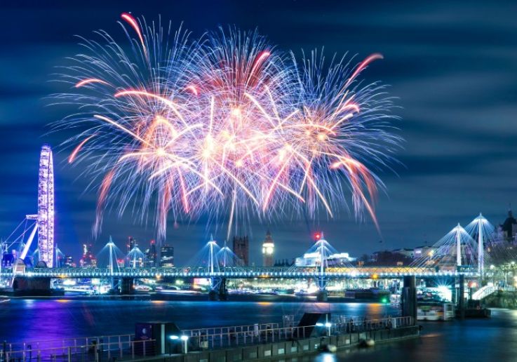 Fuegos artificiales sobre el London Eye y el puente de Hungerford