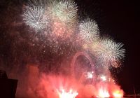 Fuegos artificiales rojos sobre el Támesis en la noche de Fin de Año