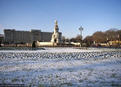 El Palacio de Buckingham y el Victoria Memorial cubiertos de nieve.